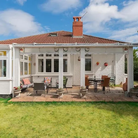Large 4 Bedroom House-free Parking With Garden And Terrace Hébergement de vacances