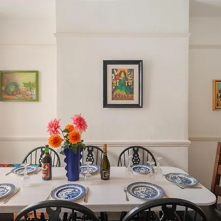 Hébergement de vacances Large 4 Bedroom House-free Parking With Garden And Terrace