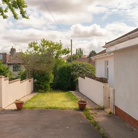 Large 4 Bedroom House-free Parking With Garden And Terrace