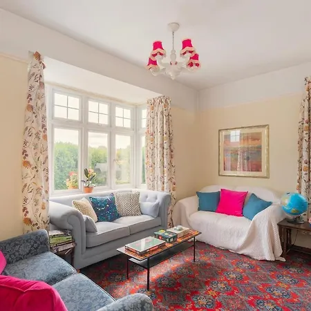 Large 4 Bedroom House-free Parking With Garden And Terrace * Bristol