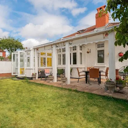 Large 4 Bedroom House-free Parking With Garden And Terrace
