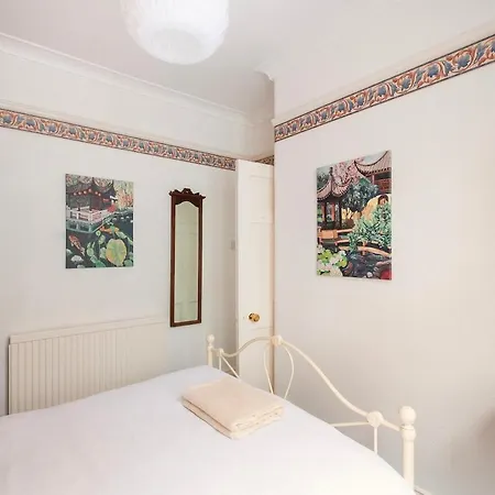Large 4 Bedroom House-free Parking With Garden And Terrace * Bristol