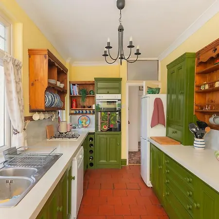 Hébergement de vacances Large 4 Bedroom House-free Parking With Garden And Terrace