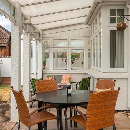 Large 4 Bedroom House-free Parking With Garden And Terrace