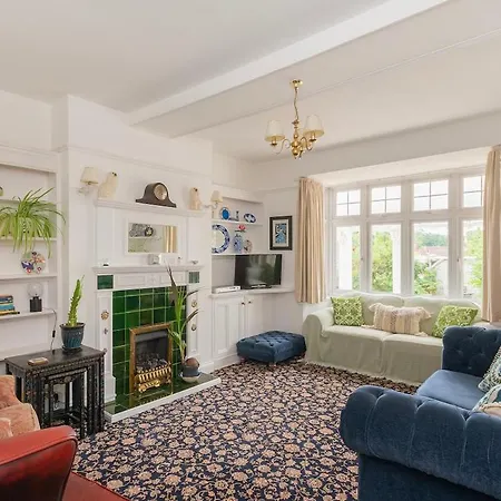Large 4 Bedroom House-free Parking With Garden And Terrace Hébergement de vacances Bristol