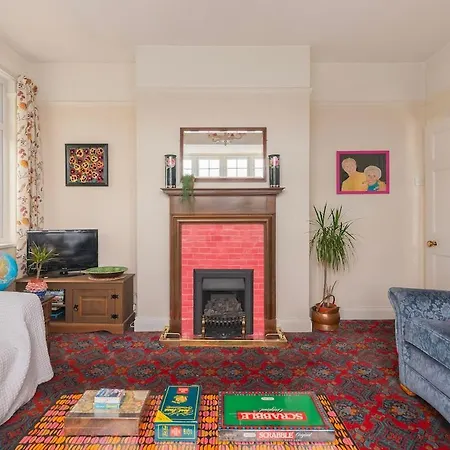 Hébergement de vacances Large 4 Bedroom House-free Parking With Garden And Terrace *