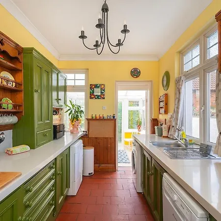 Large 4 Bedroom House-free Parking With Garden And Terrace Hébergement de vacances *