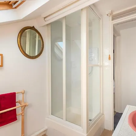 Large 4 Bedroom House-free Parking With Garden And Terrace Hébergement de vacances *