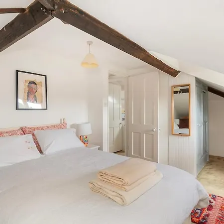 Large 4 Bedroom House-free Parking With Garden And Terrace Hébergement de vacances Bristol