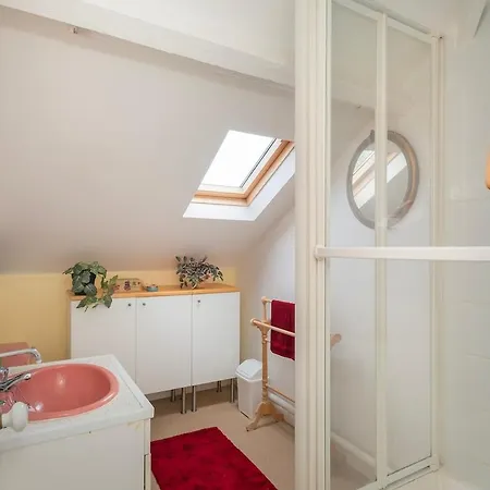 Large 4 Bedroom House-free Parking With Garden And Terrace Hébergement de vacances *
