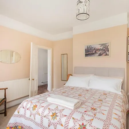 Large 4 Bedroom House-free Parking With Garden And Terrace Hébergement de vacances Bristol