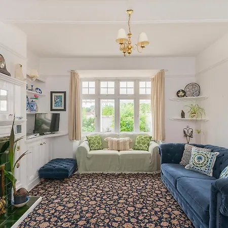 Hébergement de vacances Large 4 Bedroom House-free Parking With Garden And Terrace *