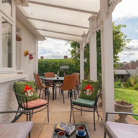 Large 4 Bedroom House-free Parking With Garden And Terrace * Bristol