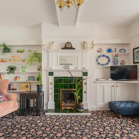 Large 4 Bedroom House-free Parking With Garden And Terrace Hébergement de vacances *