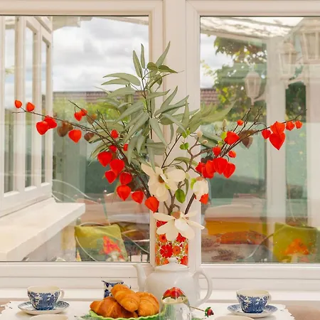 Hébergement de vacances Large 4 Bedroom House-free Parking With Garden And Terrace *