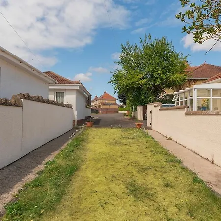 Large 4 Bedroom House-free Parking With Garden And Terrace Hébergement de vacances Bristol