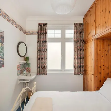 Large 4 Bedroom House-free Parking With Garden And Terrace *