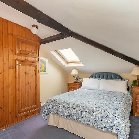 Large 4 Bedroom House-free Parking With Garden And Terrace *