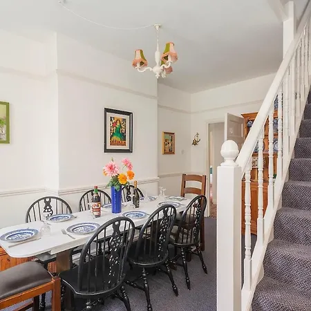 Large 4 Bedroom House-free Parking With Garden And Terrace Hébergement de vacances