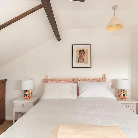 Large 4 Bedroom House-free Parking With Garden And Terrace Hébergement de vacances *
