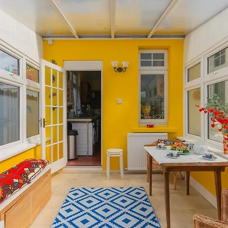 Hébergement de vacances Large 4 Bedroom House-free Parking With Garden And Terrace *