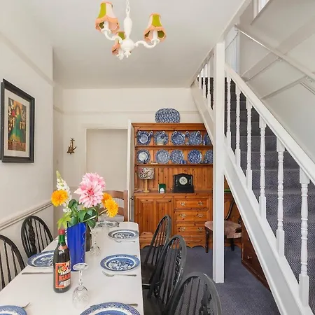 Hébergement de vacances Large 4 Bedroom House-free Parking With Garden And Terrace