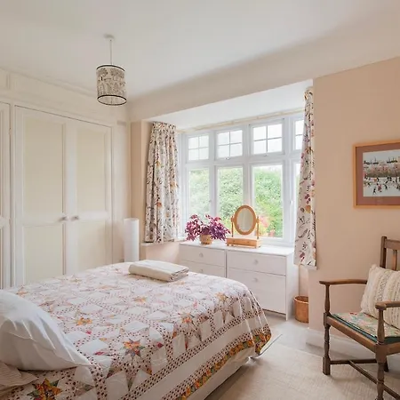 Large 4 Bedroom House-free Parking With Garden And Terrace Hébergement de vacances