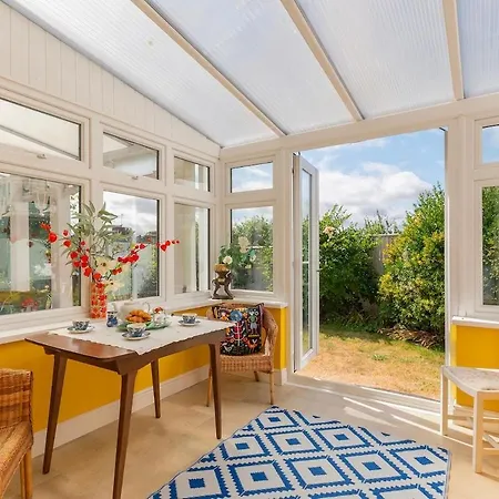 Hébergement de vacances Large 4 Bedroom House-free Parking With Garden And Terrace *