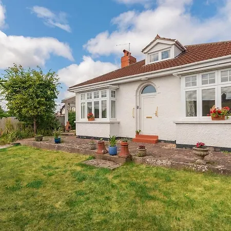 Large 4 Bedroom House-free Parking With Garden And Terrace *