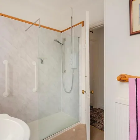 Large 4 Bedroom House-free Parking With Garden And Terrace
