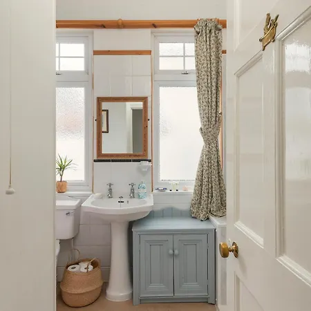 Large 4 Bedroom House-free Parking With Garden And Terrace *