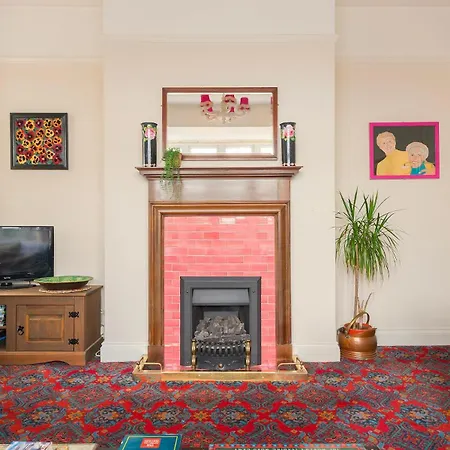 Large 4 Bedroom House-free Parking With Garden And Terrace * Bristol